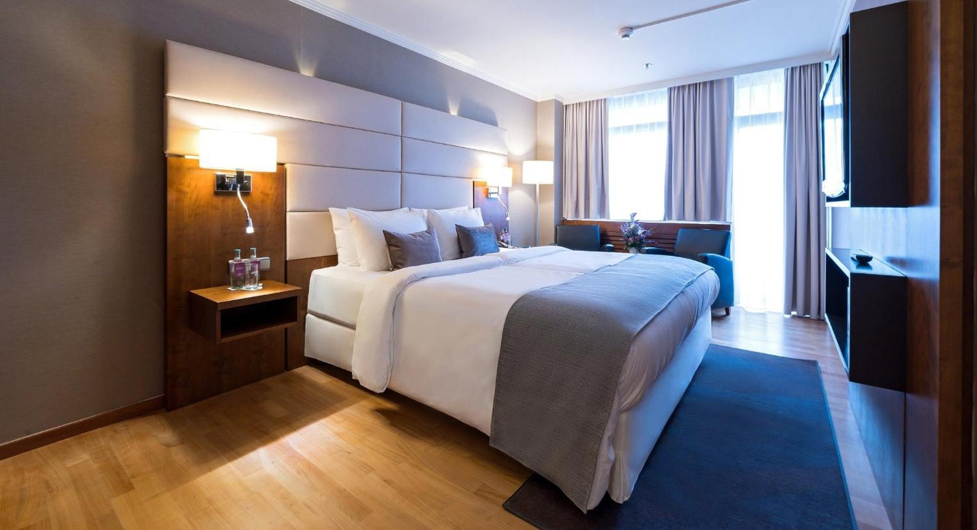 Executive Suite,1277079829:JPEG